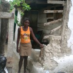 Guerline Destine, kinderverzorgster. De hele zijkant van haar huis is ingestort. Het huis is gebouwd op de orginele Haitiaanse wijze, stenen met een mengsel van modder en cement.